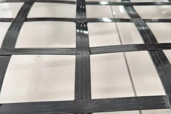 高韌性聚酯紗線集束土工格柵在邊坡防護(hù)工程中的應(yīng)用  第1張