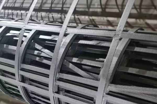 高韌性聚酯紗線集束土工格柵與鋼塑格柵的區(qū)  第2張