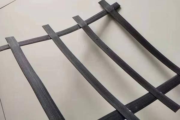 高韌性聚酯紗線集束土工格柵與塑料土工格柵的區(qū)別  第1張