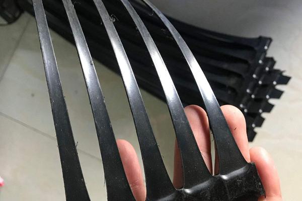 高韌性聚酯紗線集束土工格柵與塑料土工格柵的區(qū)別  第2張