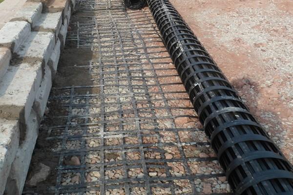 高韌性聚酯紗線集束土工格柵與塑料格柵的區(qū)別 第3張